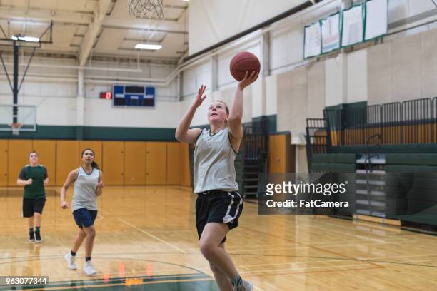 women's basketball practice - sports training drill stock pictures, royalty-free photos & images