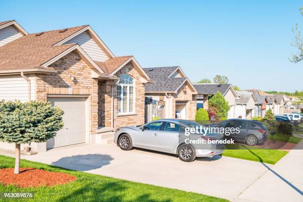 nuevo barrio residencial en londres ontario canadá - camino de entrada fotografías e imágenes de stock
