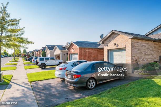 nuovo quartiere residenziale a londra ontario canada - car in driveway foto e immagini stock