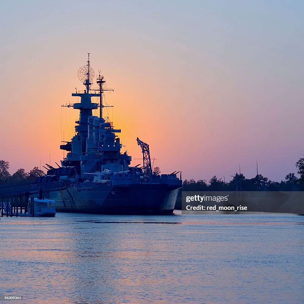 Coucher de soleil derrière l'USS North Carolina