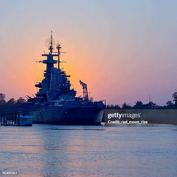 sunset behind uss north carolina - military ship 個照片及圖片檔