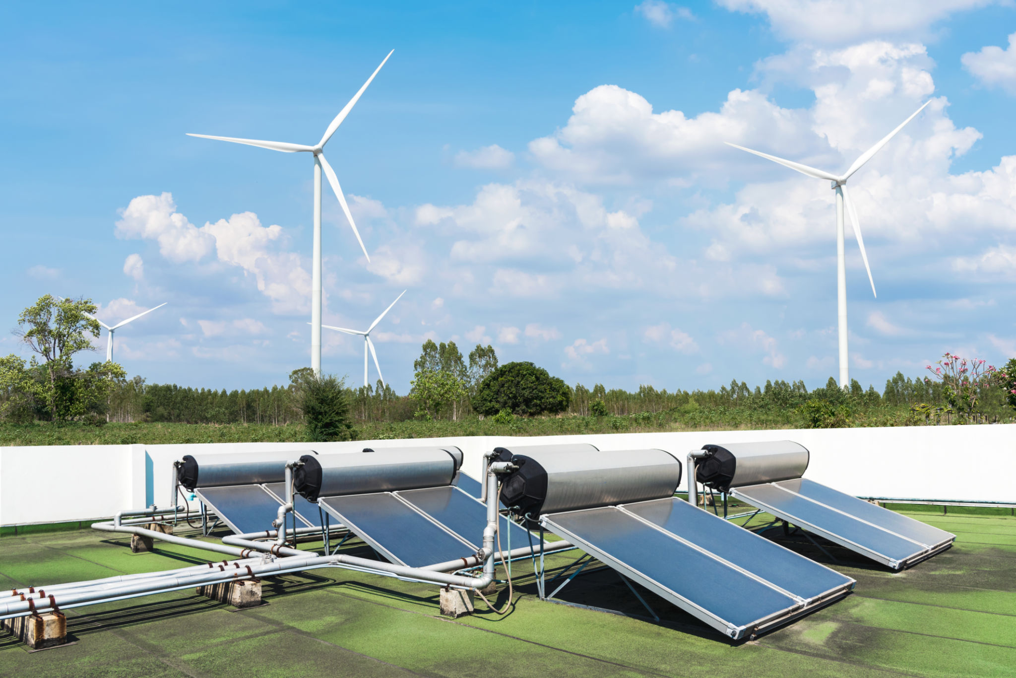 Pannelli energetici a celle solari e turbine eoliche con cielo blu. Energia verde. Pannelli energetici a celle solari e turbine eoliche con cielo blu. Energia verde.