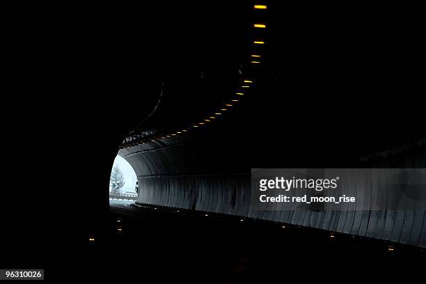 光の終わりに、tunnel - 車道トンネル ストックフォトと画像