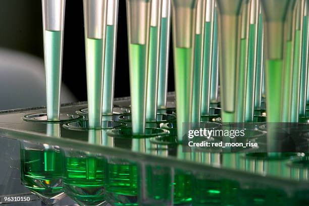 robô microfluidics dispensa - drug test - fotografias e filmes do acervo