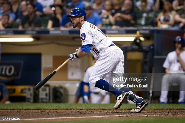 Eric Sogard of the Milwaukee Brewers hits a single in the tenth inning against the New York Mets at Miller Park on May 25, 2018 in Milwaukee,...