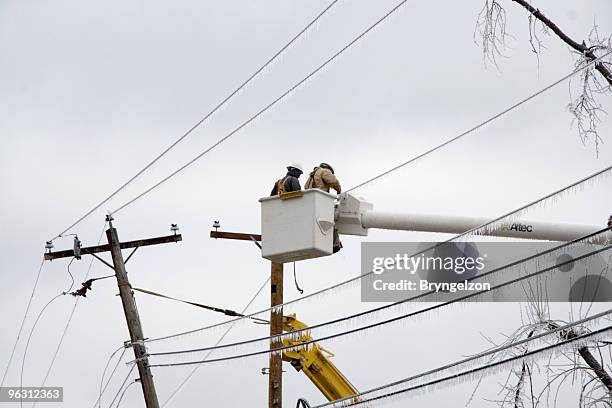 electric crews travail afin de restaurer l'électricité - cherry picker photos et images de collection