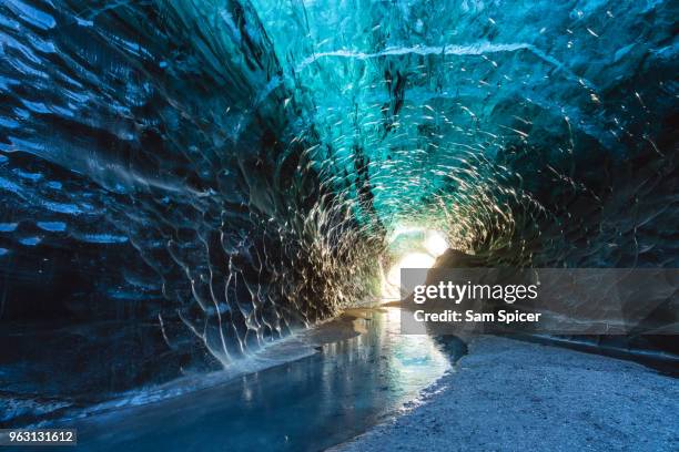 crystal ice cave, iceland - laguna jokulsarlon - fotografias e filmes do acervo