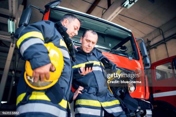 brandweerman met radio set - 911 cellphone stockfoto's en -beelden