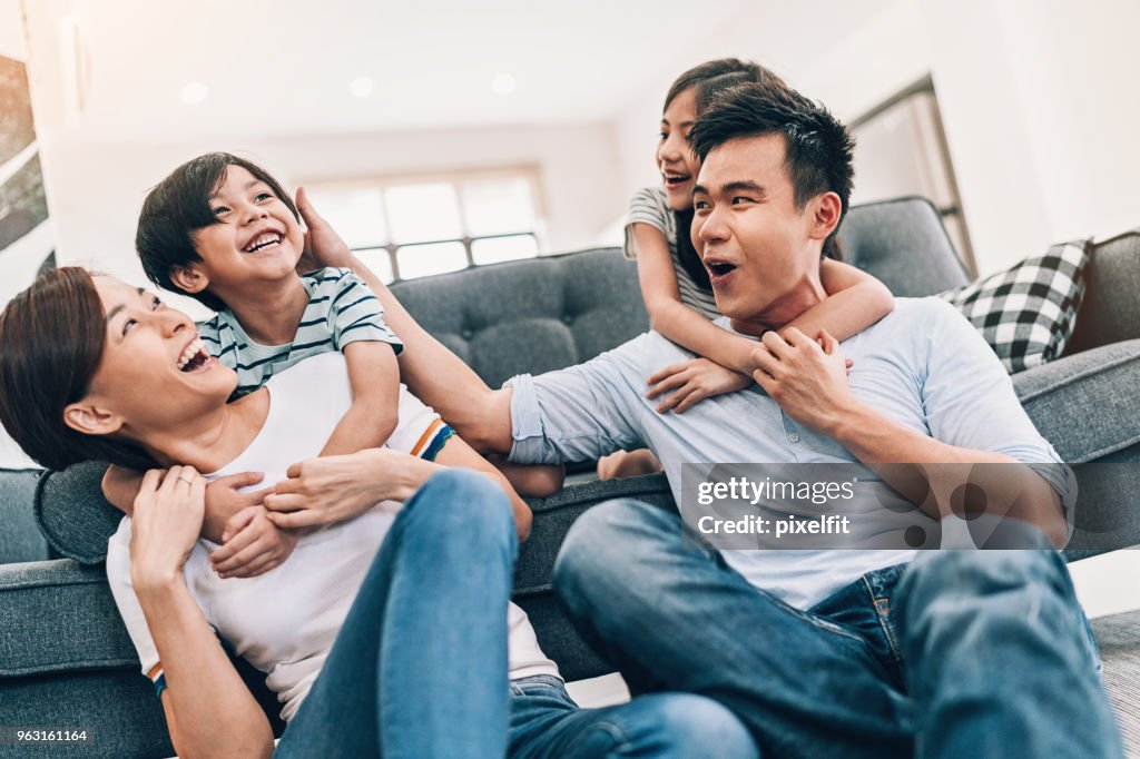 Brincando com a mamãe e o papai