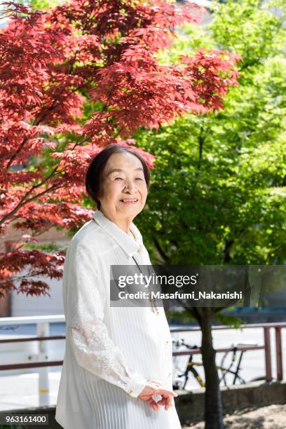japanische glücklich senior porträt - istock stock-fotos und bilder