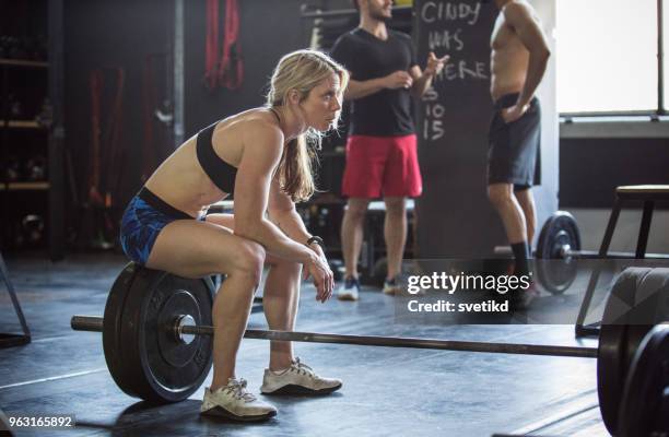 cross-training im fitness-studio - raketentriebwerk stock-fotos und bilder