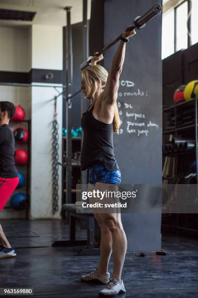 cross-training im fitness-studio - raketentriebwerk stock-fotos und bilder