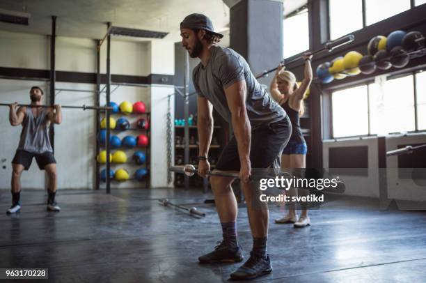 cross-training im fitness-studio - raketentriebwerk stock-fotos und bilder