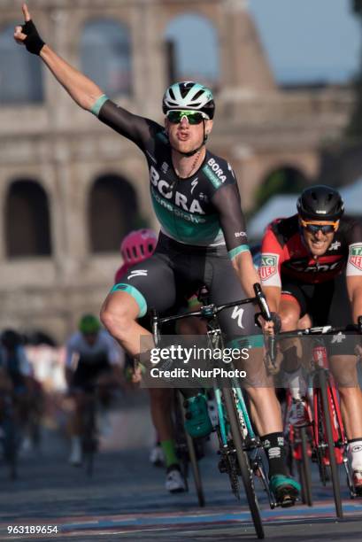 Ireland's Sam Bennett celebrates as he crosses the finish line to win the last stage of the Giro d'Italia cycling race, in Rome, Sunday, May 27, 2018.