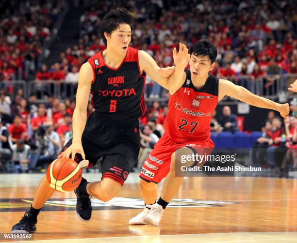 Yudai Baba of the Alvark Tokyo and Kosuke Ishii of the Chiba Jets compete for the ball during the B.League Championship final between Alvark Tokyo...