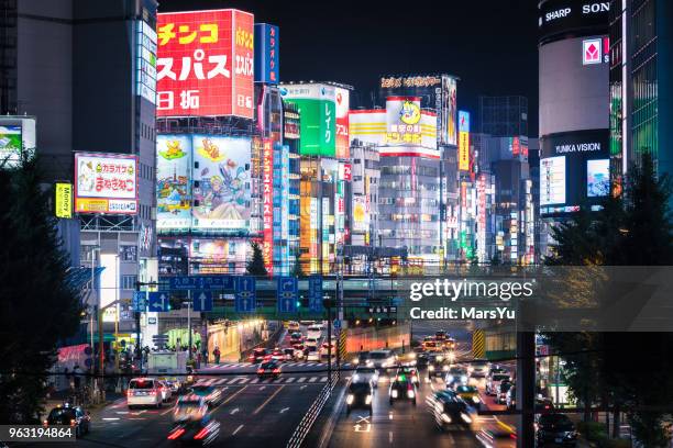 夜の新宿通り - 通勤電車 ストックフォトと画像