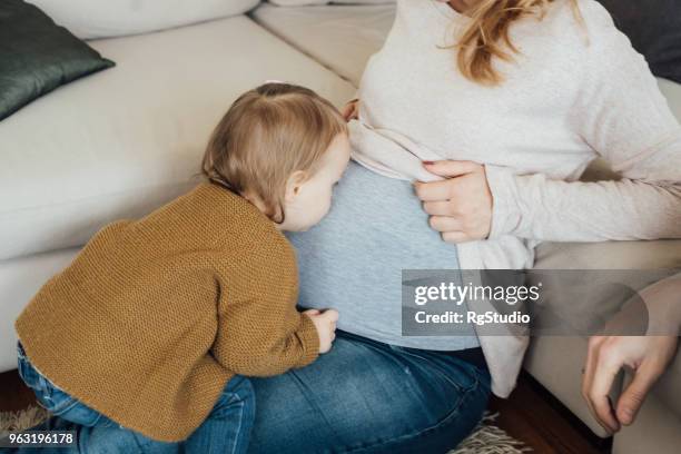 kleinkind mamas schwangerschaft bauch küssen - belly kissing stock-fotos und bilder