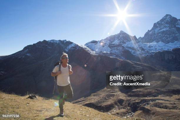 alpinista masculina trilhos através de montanhas na luz solar - cuneo - fotografias e filmes do acervo