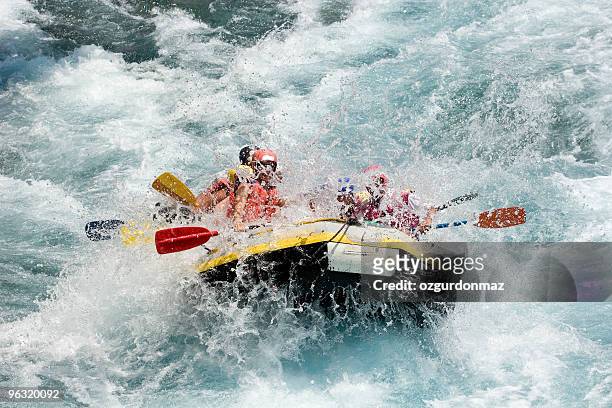 rafting en aguas bravas - rafting fotografías e imágenes de stock