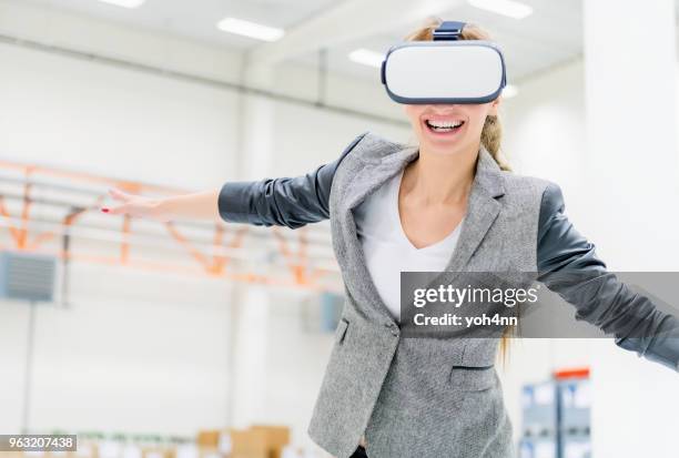 jonge manager dragen vr-bril - vr goggles business stockfoto's en -beelden