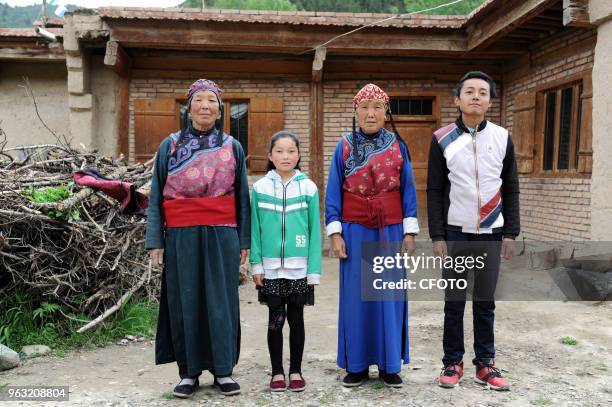 Zhoni county in gansu province, "Jue Nai" Tibetan is a Tibetan nationality from Tibet. In today's dress culture increasingly modernization,...