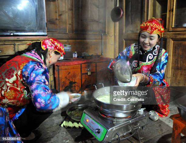 Zhoni county in gansu province, "Jue Nai" Tibetan is a Tibetan nationality from Tibet. In today's dress culture increasingly modernization,...