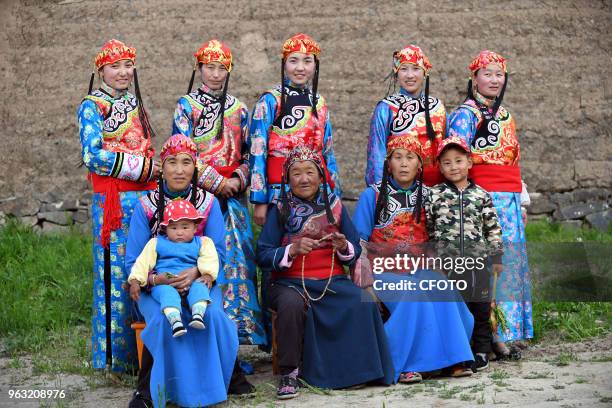 Zhoni county in gansu province, "Jue Nai" Tibetan is a Tibetan nationality from Tibet. In today's dress culture increasingly modernization,...