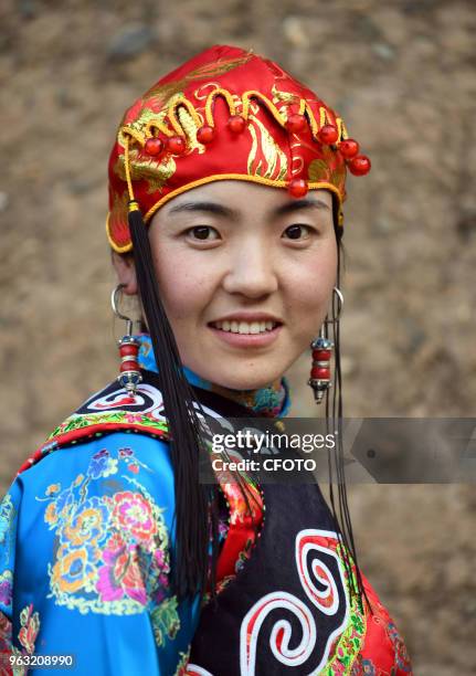 Zhoni county in gansu province, "Jue Nai" Tibetan is a Tibetan nationality from Tibet. In today's dress culture increasingly modernization,...