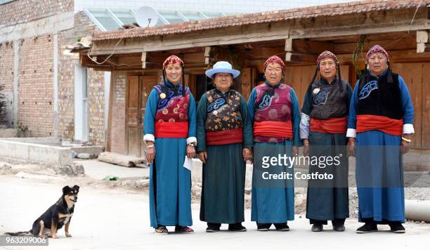 Zhoni county in gansu province, "Jue Nai" Tibetan is a Tibetan nationality from Tibet. In today's dress culture increasingly modernization,...