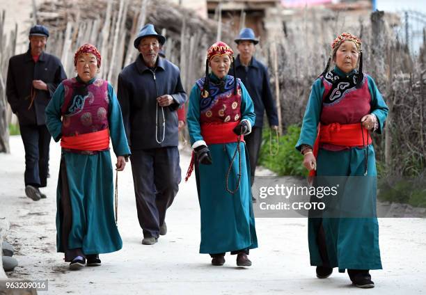 Zhoni county in gansu province, "Jue Nai" Tibetan is a Tibetan nationality from Tibet. In today's dress culture increasingly modernization,...