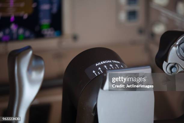 boeing 777 joch - raketentriebwerk stock-fotos und bilder