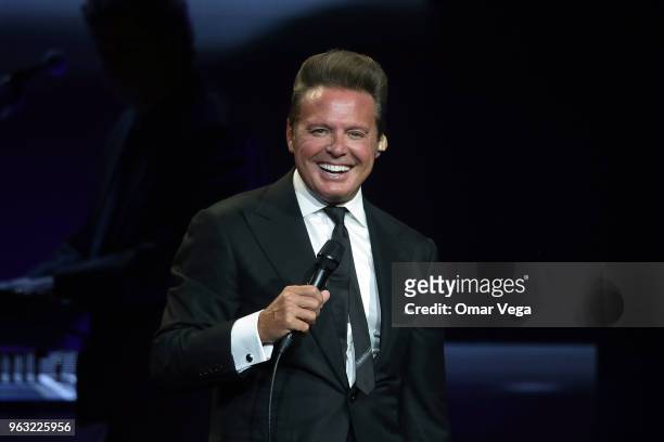 Mexican singer Luis Miguel performs during a show as part of the 'Mexico por Siempre' Tour at American Airlines Center on May 25, 2018 in Dallas,...