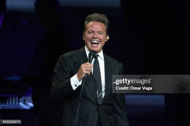 Mexican singer Luis Miguel performs during a show as part of the 'Mexico por Siempre' Tour at American Airlines Center on May 25, 2018 in Dallas,...