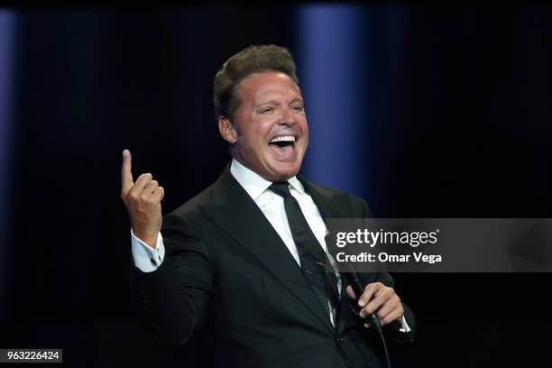 Mexican singer Luis Miguel performs during a show as part of the 'Mexico por Siempre' Tour at American Airlines Center on May 25, 2018 in Dallas,...