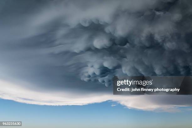 mammatus cloud under storm anvil - mammatus cloud stock pictures, royalty-free photos & images