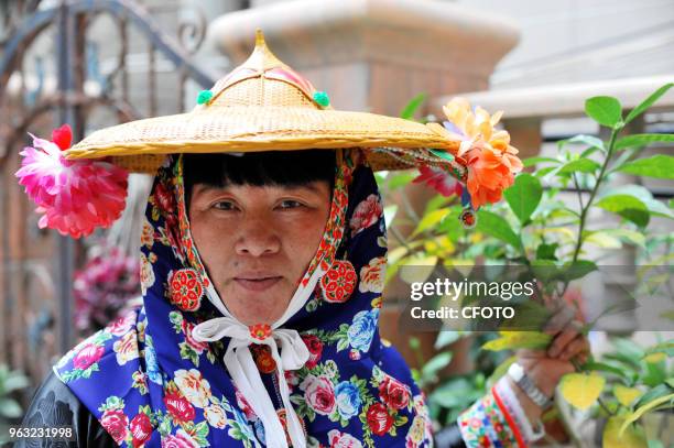 Hui 'an women live in chongwu town, hui 'an county, quanzhou city, fujian province, China. But they are the true han nationality. A doggerel sums up...