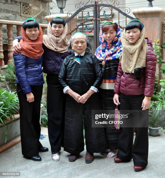 Hui 'an women live in chongwu town, hui 'an county, quanzhou city, fujian province, China. But they are the true han nationality. A doggerel sums up...