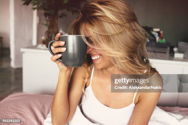 koffie in bed - no make up stockfoto's en -beelden