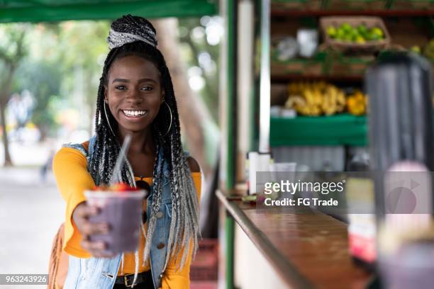 braziliaans meisje tonen açai acai bowl - acai berries stockfoto's en -beelden