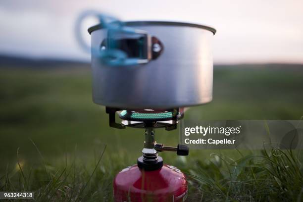 camping - rechaud à gaz - camping stove stockfoto's en -beelden