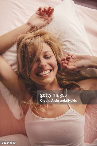 wakker worden met gelukkig - beautiful women bed stockfoto's en -beelden