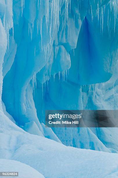 blue iceberg and icicles - détroit de gerlache photos et images de collection