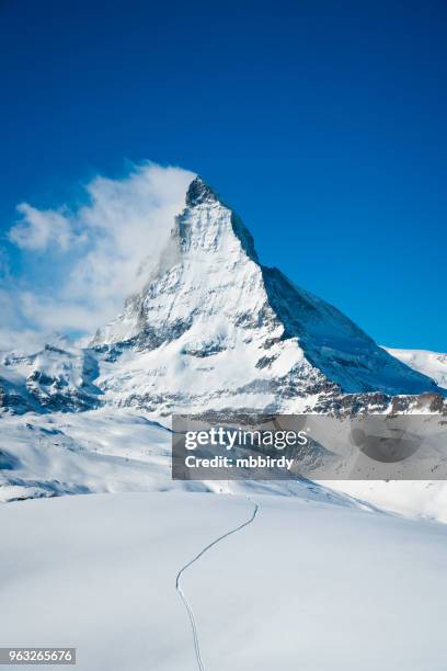 weltweit berühmte berggipfel matterhorn über zermatt stadt der schweiz, im winter - matterhorn stock-fotos und bilder