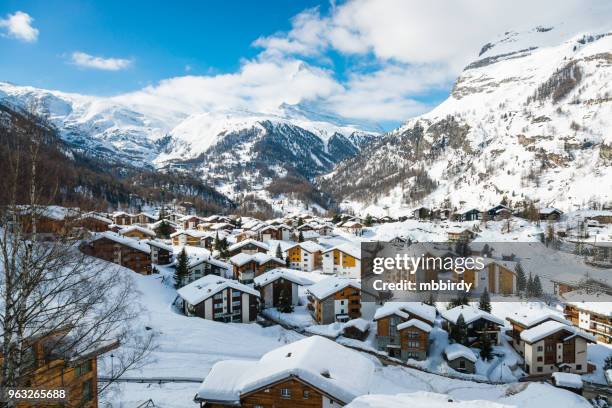 stadt zermatt mit matterhorn gipfel im mattertal in der schweiz im morgengrauen - schweiz stadt landschaft stock-fotos und bilder