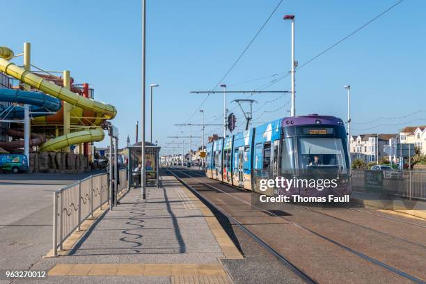 öffentliche straßenbahn an einer haltestelle in blackpool - blackpool stock-fotos und bilder