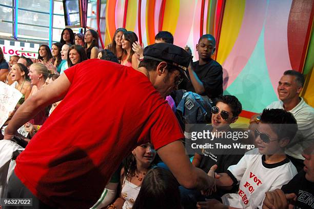 Johnny Knoxville is given a Johnny Cash CD by a TRL audience member