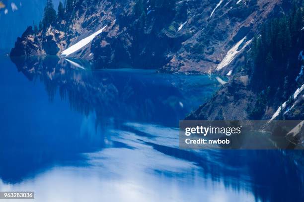 close-up of crater lake shoreline and clear blue water - wizard island stock pictures, royalty-free photos & images