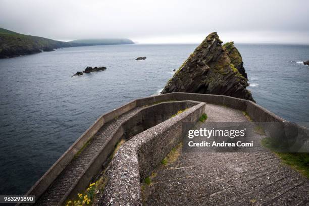 dunquin pier (dún chaoin), dingle peninsula, county kerry, munster province, ireland, europe. - doolin pier stock pictures, royalty-free photos & images