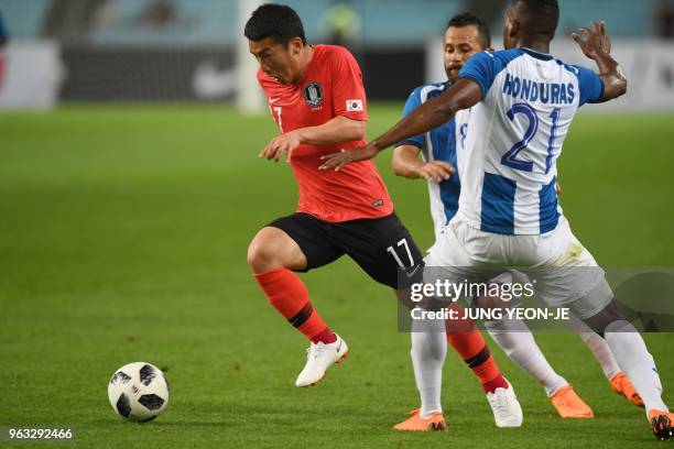 South Korea's Kim Min-woo fights for the ball with Honduras' Brayan Beckeles during a friendly football match between South Korea and Honduras in...