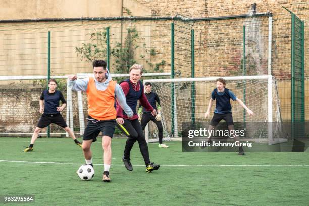 actie shot van de vijf voetballers spelen op een buiten worp - amateur championship stockfoto's en -beelden